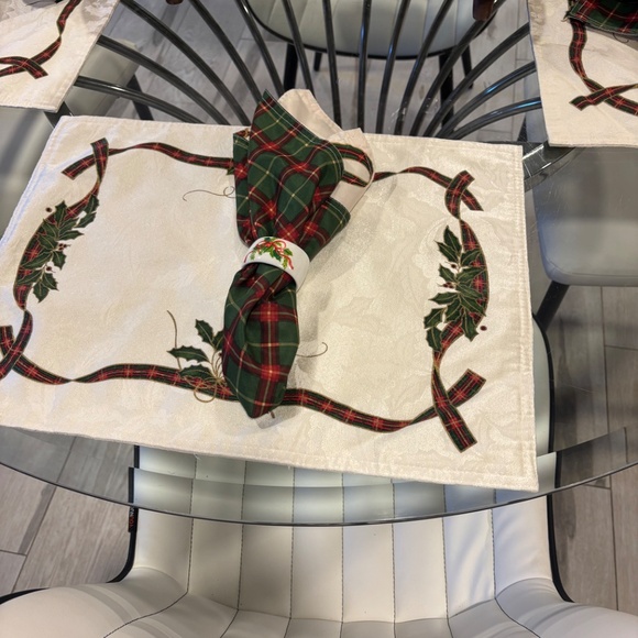 Lenox Split Holiday Burst 8 Placemat, 12 napkin rings , 8 napkins & oval runner - Picture 11 of 15